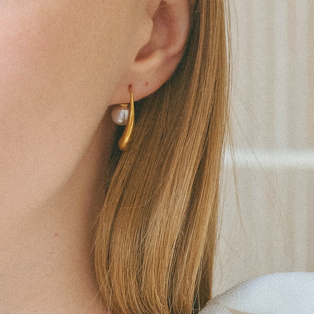 pearl earrings p53