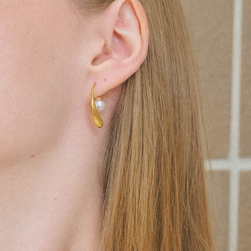 pearl earrings p53
