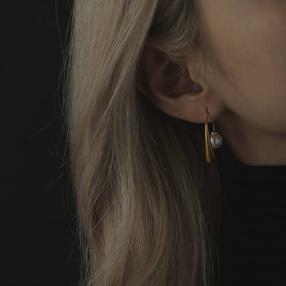 pearl earrings p53